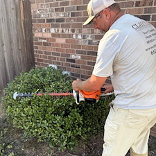 Professional-Flowerbed-Maintenance-Shrub-Trimming-in-Oxford-MS-1 10